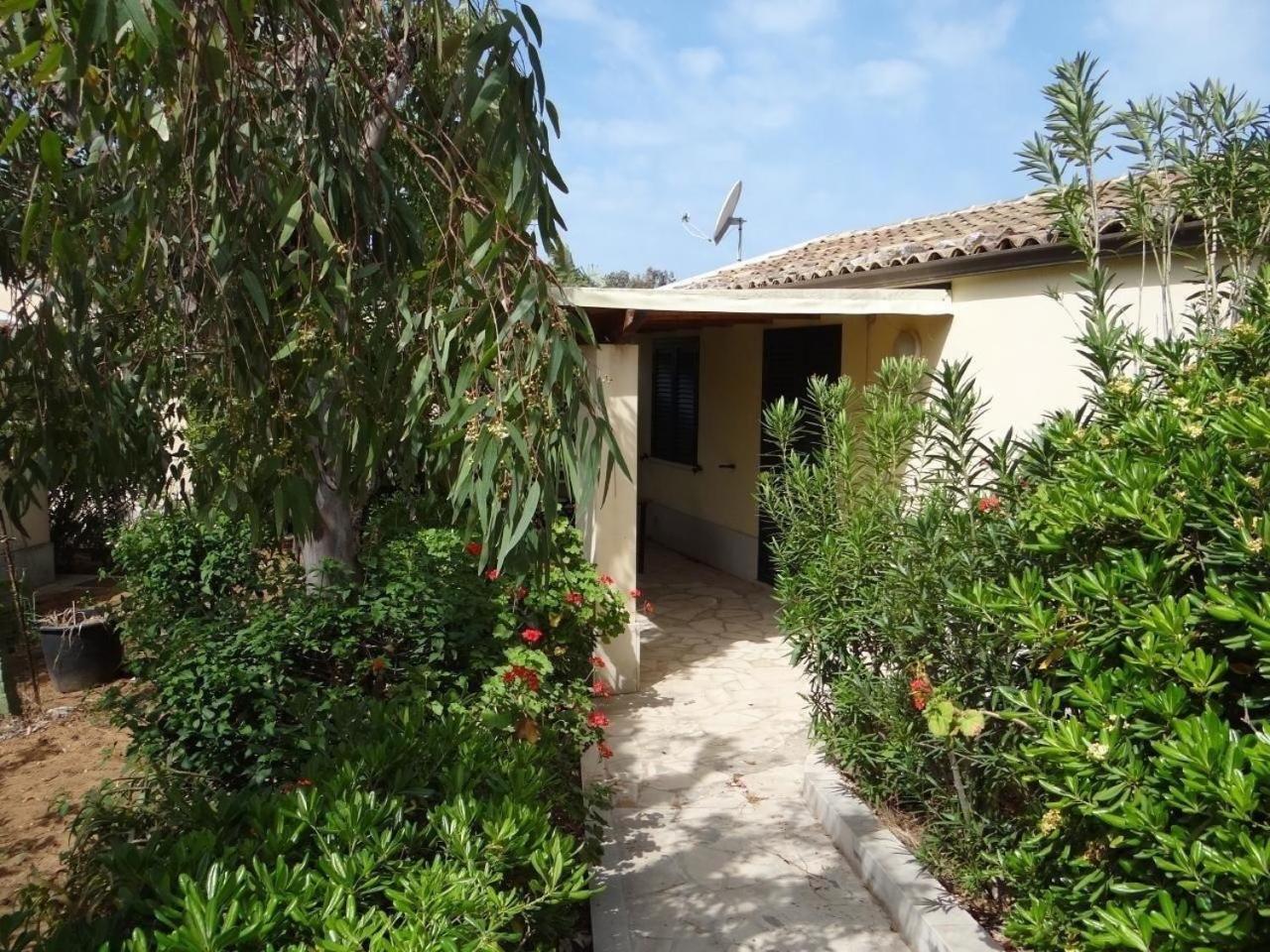 Schoener Zentraler Bungalow Direkt Am Sandstrand Auf Sizilien - B51543 Villa Marina di Modica Exterior photo